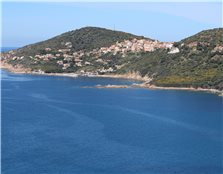 Ile de Beauté, Ouest Corsica, à 50' de l'aéroport d'Ajaccio. Au coeur du célèbre village de Cargèse la grecque connue pour ses deux églises qui se reg