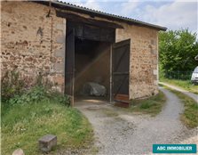 A Limoges, dans un secteur calme et proche de toutes commodités, je vous propose une grange en bon état général d'environ 160 m² .