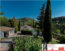 Ardèche, sur la commune de Coux, je vous propose de venir découvrir notre charmante villa de 220m² habitables sur 1.4 ha de terrain attenants avec pis
