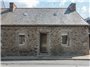 A Langoat (22450), au coeur du village, venez découvrir cette maison en pierre typique du pays, mitoyenne d'un côté par un garage. Idéale pour un pied