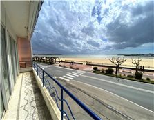 A Royan face à la plage de la grande conche, votre agence Côté Plage Immobilier vous propose à la vente un appartement de 72m2 env. Type T3, situé au 