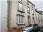 En plein centre de la ville de La Chataigneraie ,derrière la façade ouvragée de cette ancienne maison de maître se cache une véritable maison de famil