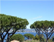 Belle vue mer sur le golfe de Saint-Tropez pour cette villa récente à l'architecture contemporaine située à quelques minutes du village de Saint-Trope